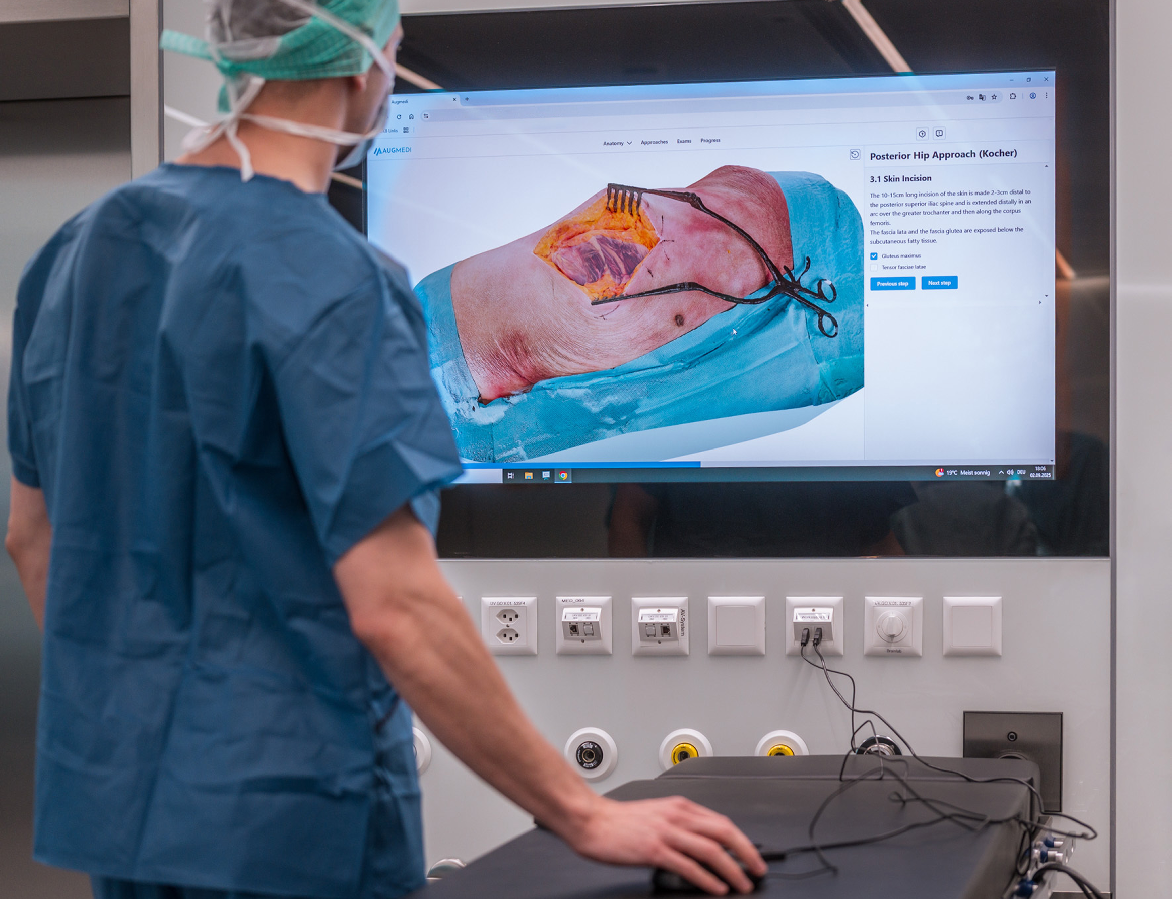 Preparing the posterior approach to the hip step by step in AUGMEDI. 