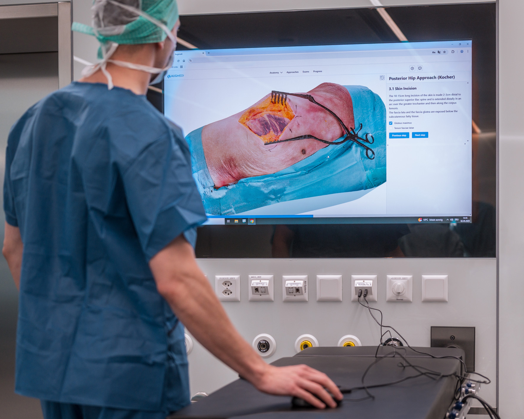 Surgeon reviewing the Posterior Hip Approach (Kocher) on AUGMEDI